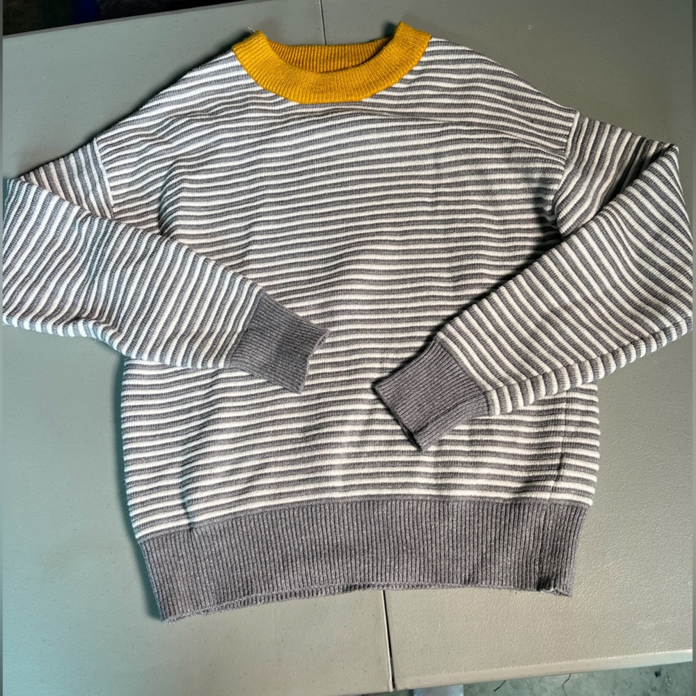 Elodie White and Gray Bubble sweater Casual Style